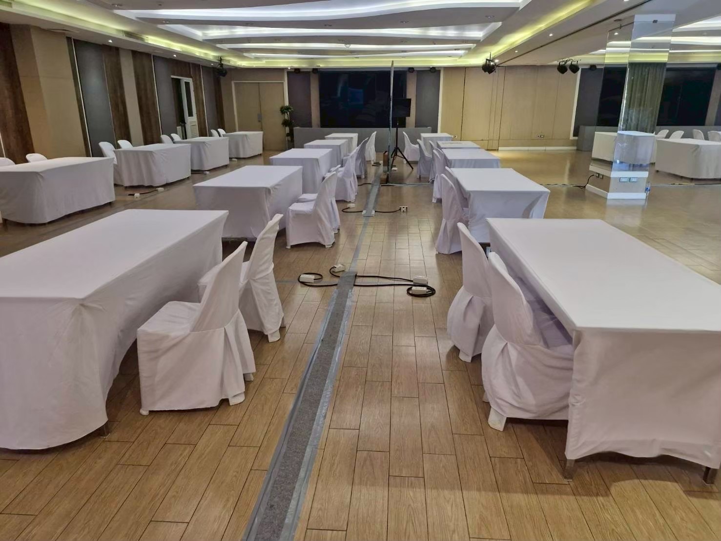 การจัดโต๊ะและเก้าอี้สำหรับงานประชุม