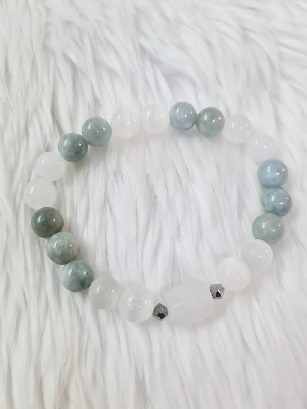 (017) กำไลหินเซเลไนต์ หยกพม่า ขนาด 8 มิล (โชคลาภ การเงิน ดูดทรัพย์ เรียกเงินทอง ปกป้องสุขภาพ ปัดเป่าพลังลบ จิตใจสงบ) ขนาดข้อมือระบุทางแชทได้ค่ะ