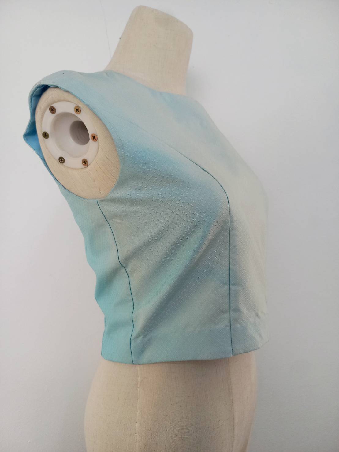 เสื้อสตรี ผ้าไหมยกดอก แขนกุด ไซส์ S พื้นสีฟ้าอ่อน รหัส WD-38-0320681449