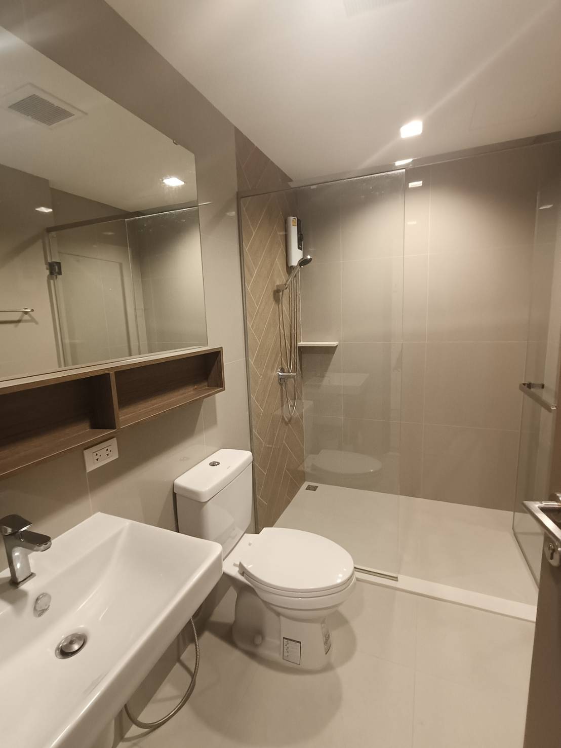 ให้เช่า (For Rent) คอนโด : เดอะ ไลน์ พหลโยธิน อาคาร B ประเภท : 1 ห้องนอน 1ห้องน้ำ พื้นที่ :37.75 ตรม.