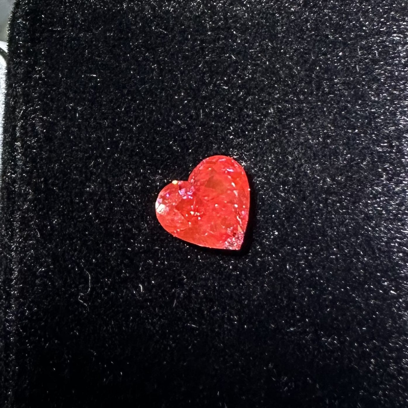 เพชรสีแดงทรงหัวใจ (Heart Cut Red Diamond)