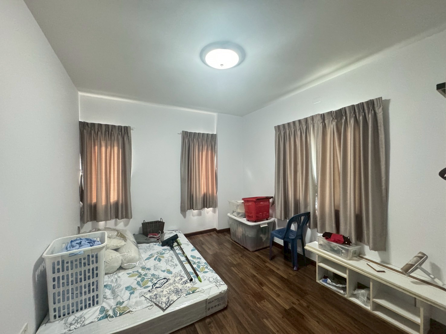 ขายบ้านเดี่ยว 2 ชั้น (หลังมุม) หมู่บ้านคุณาลัยพราว Kunalai Proud Baan Kluay-Sai Noi ทำเลดี เดินทางสะดวก บรรยากาศร่มรื่น เหมาะสำหรับอยู่อาศัย 📐 เนื้อที่ 57.06 ตร.ว. 🛏 4 ห้องนอน+1ห้องชั้นลอย 🛁 3 ห้องน้ำ