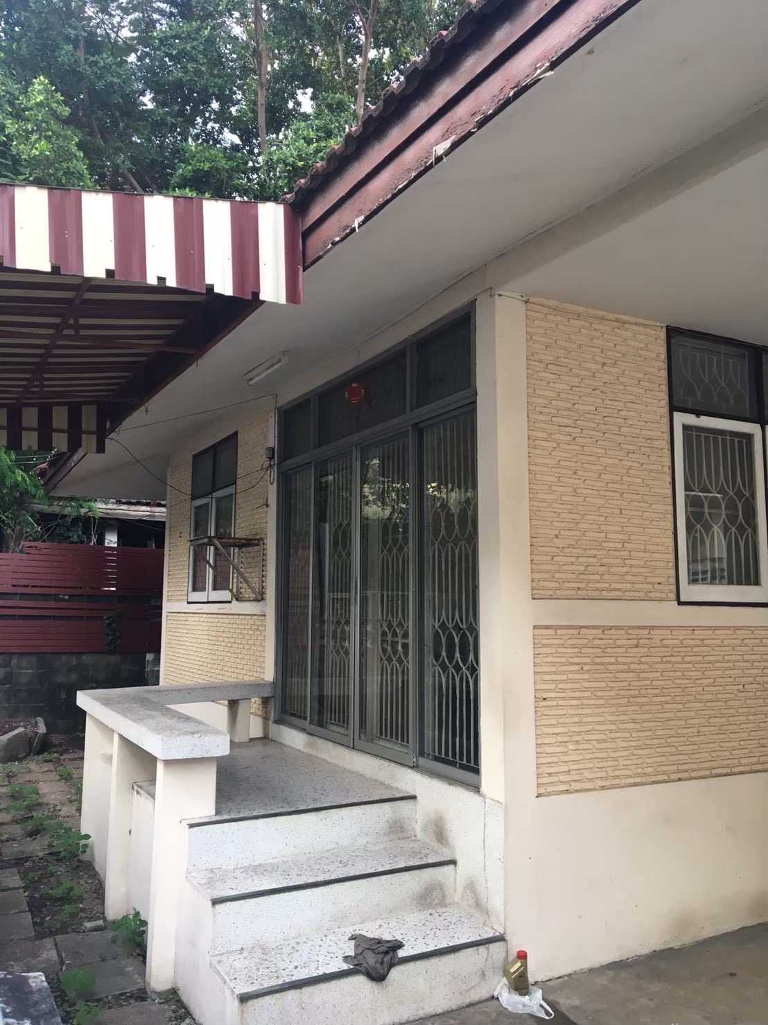 ขายบ้าน ทำเลทอง ติดถนนวิภาวดี 32 ทะลุออกซอยออก พหลโยธิน 23 เข้าออกได้หลายเส้นทาง และยังเดินทางไปขึ้นรถไฟฟ้า สถานี พหล 24 ออกถนนใหญ่เข้าซอยเพียง 100 กว่าเมตร เนื้อที่ 46 ตร.ว.