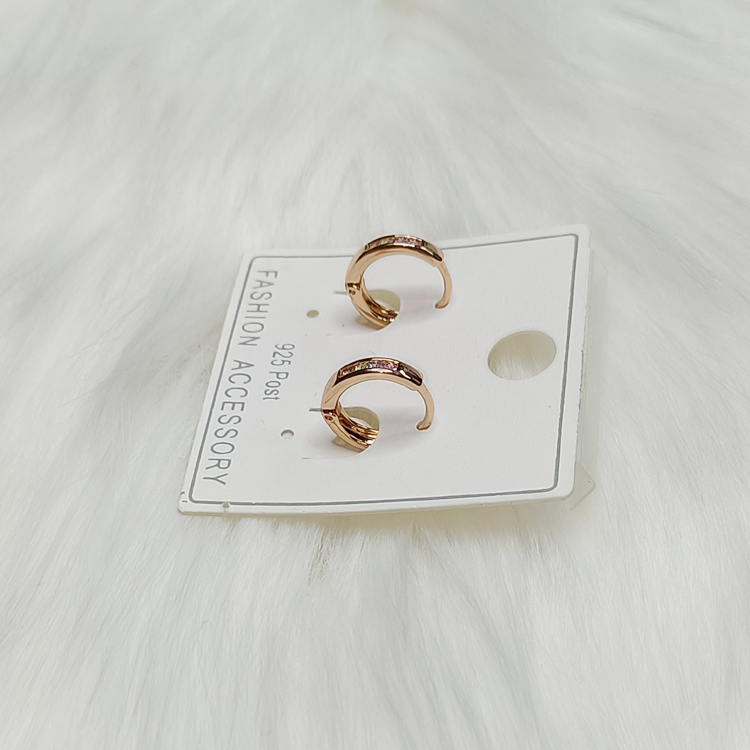 ต่างหูห่วงเล็ก สีโรสโกลด์ ฝังเพชรสามสี - aimhairpin จำหน่ายกิ๊บติดผมเกาหลีแท้ และเครื่องประดับ ยางรัดผม คาดผมแฟชั่น สร้อยคอ ต่างหู