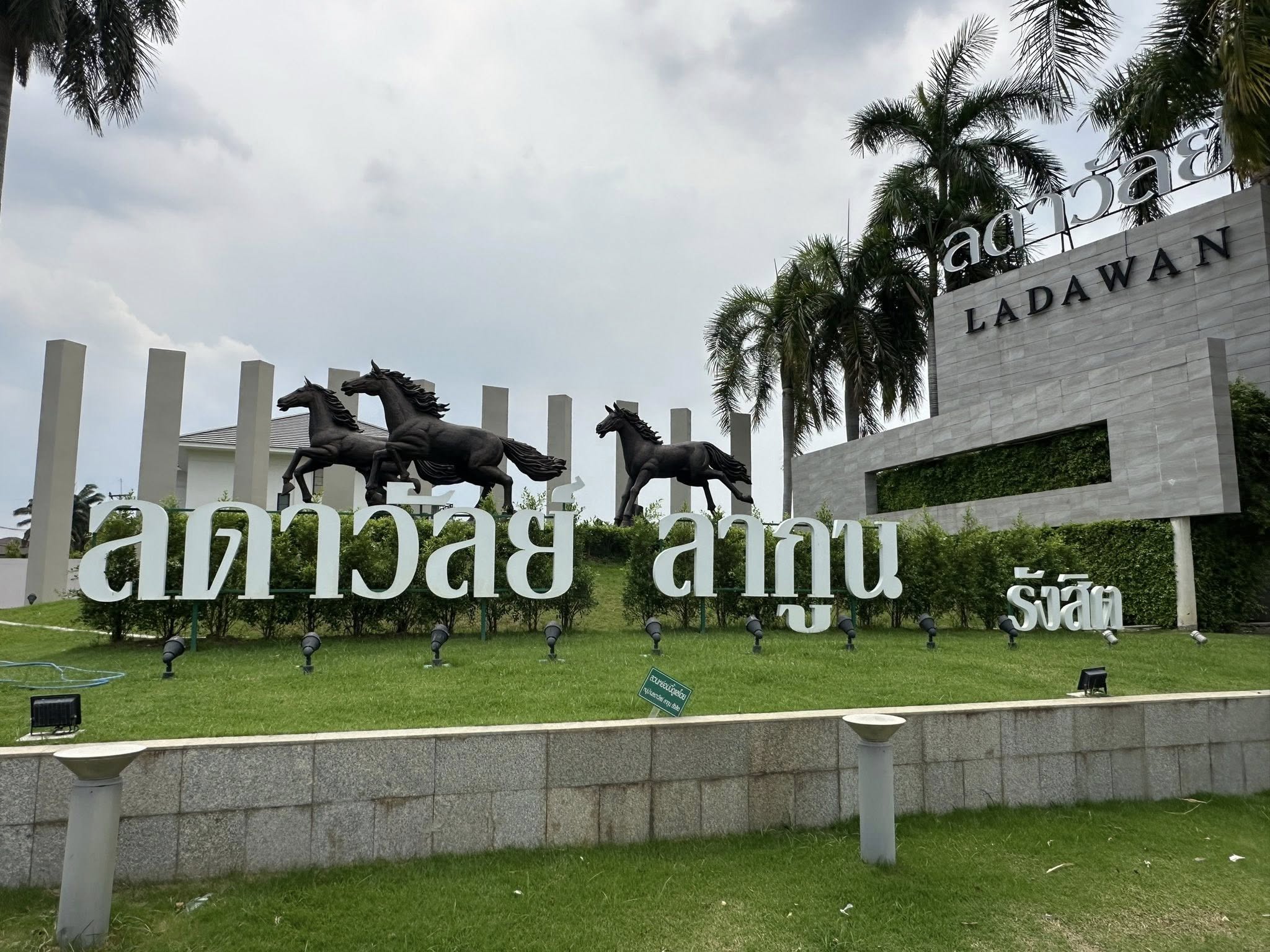 ขายบ้านเดี่ยว 2 ชั้น โครงการหมู่บ้านลดาวัลย์ ลากูน รังสิต บ้านหรูสวยสไตล์ยุโรป