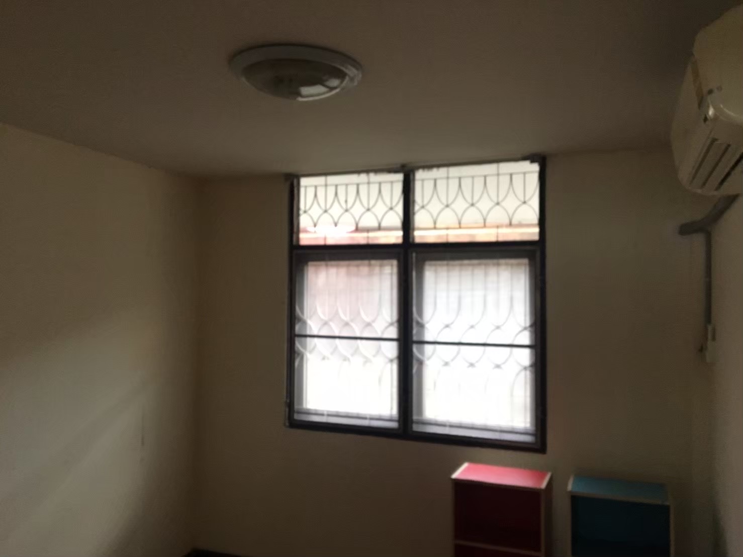 ขายบ้าน ทำเลทอง ติดถนนวิภาวดี 32 ทะลุออกซอยออก พหลโยธิน 23 เข้าออกได้หลายเส้นทาง และยังเดินทางไปขึ้นรถไฟฟ้า สถานี พหล 24 ออกถนนใหญ่เข้าซอยเพียง 100 กว่าเมตร เนื้อที่ 46 ตร.ว.