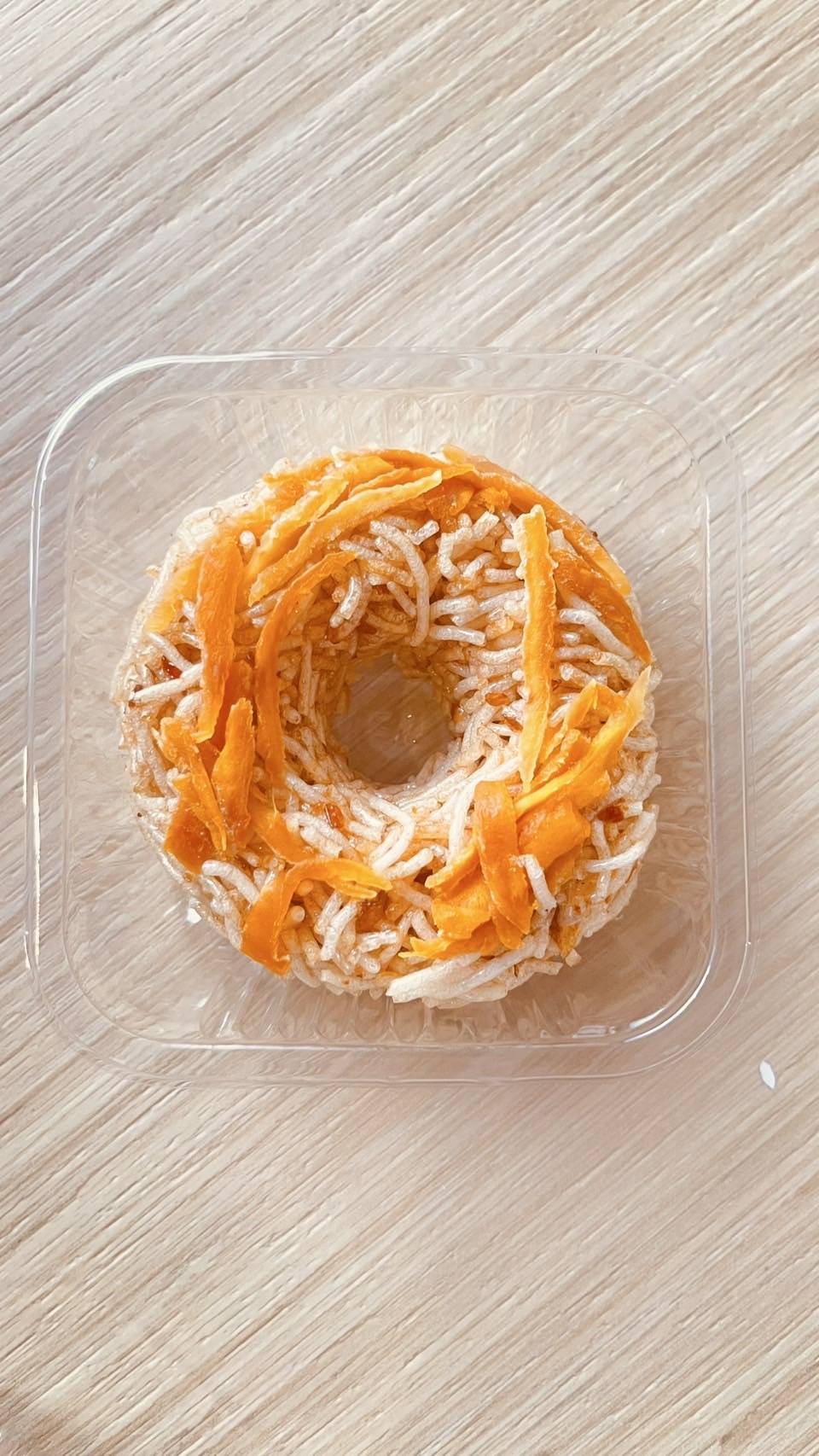 Donut Noodle (โดนัส หมี่กรอบคลุกมะม่วงน้ำปลาหวาน) 10ชิ้น