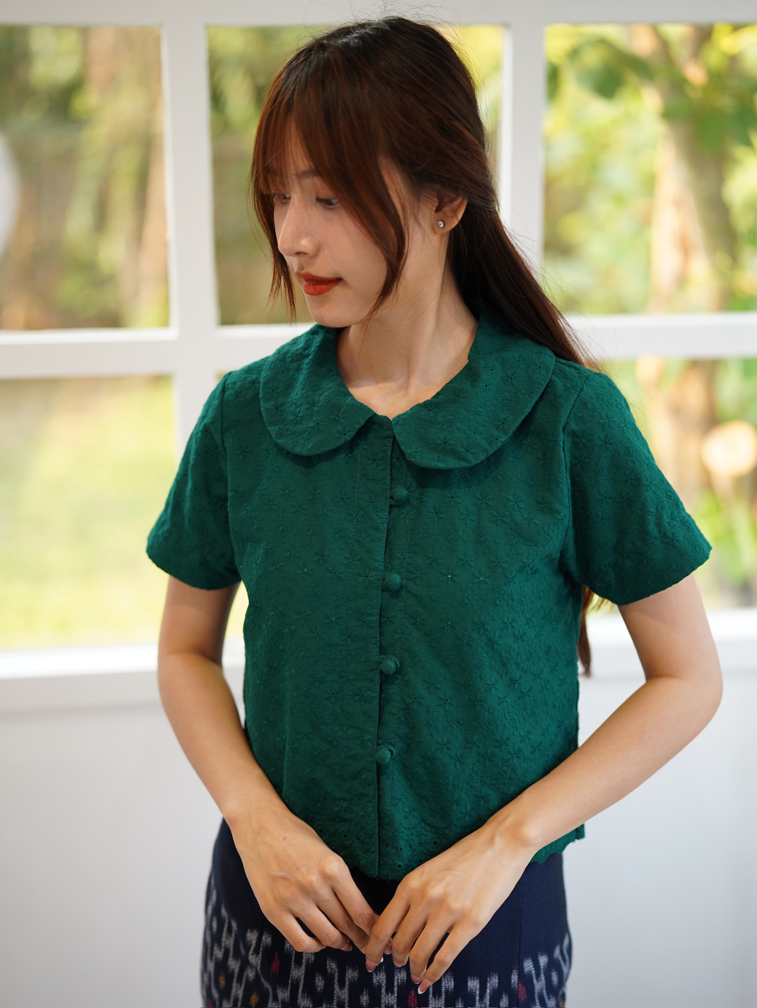 เสื้อเกี๋ยงภา สีเขียวหลายเฉด และสีเหลือง ดีไซน์คอบัว+กระดุมหน้า ดูคลาสสิกเหนือกาลเวลา