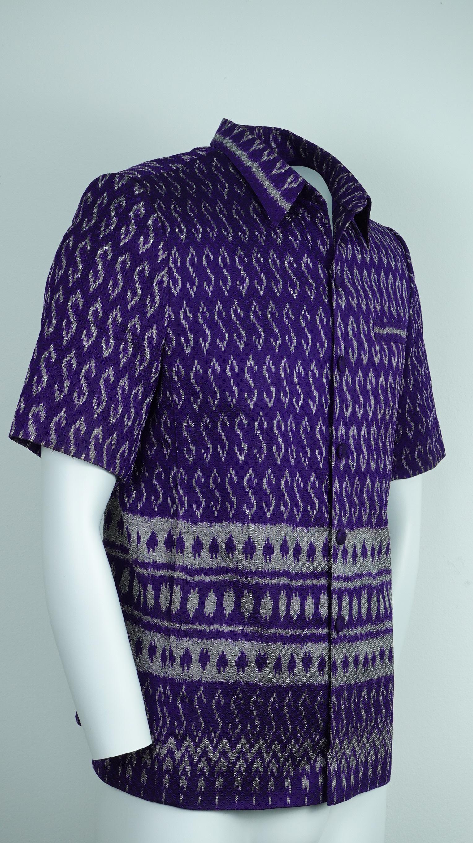 เสื้อต่อกันไหม M สูทซาฟารีแขนสั้น ตัดเย็บจากผ้าไหมมัดหมี่ลายขอพระราชทาน สีม่วง