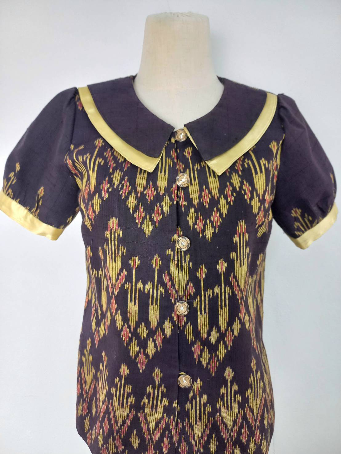 เสื้อสตรี ผ้าไหมแขนสั้น มัดหมี่ ไซส์ S พื้นสีม่วงเข้ม รหัส WD-38-0320683