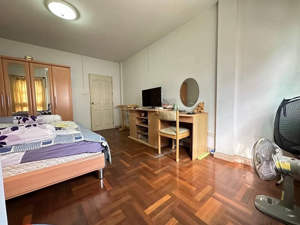 ขายทาวน์โฮม 3 ชั้น หมู่บ้านเกตุนุติ เชอมิเน่ (Ketnutchermine) ซอย.ลาดพร้าว 87 (ด้านหลังห้าง CDC)