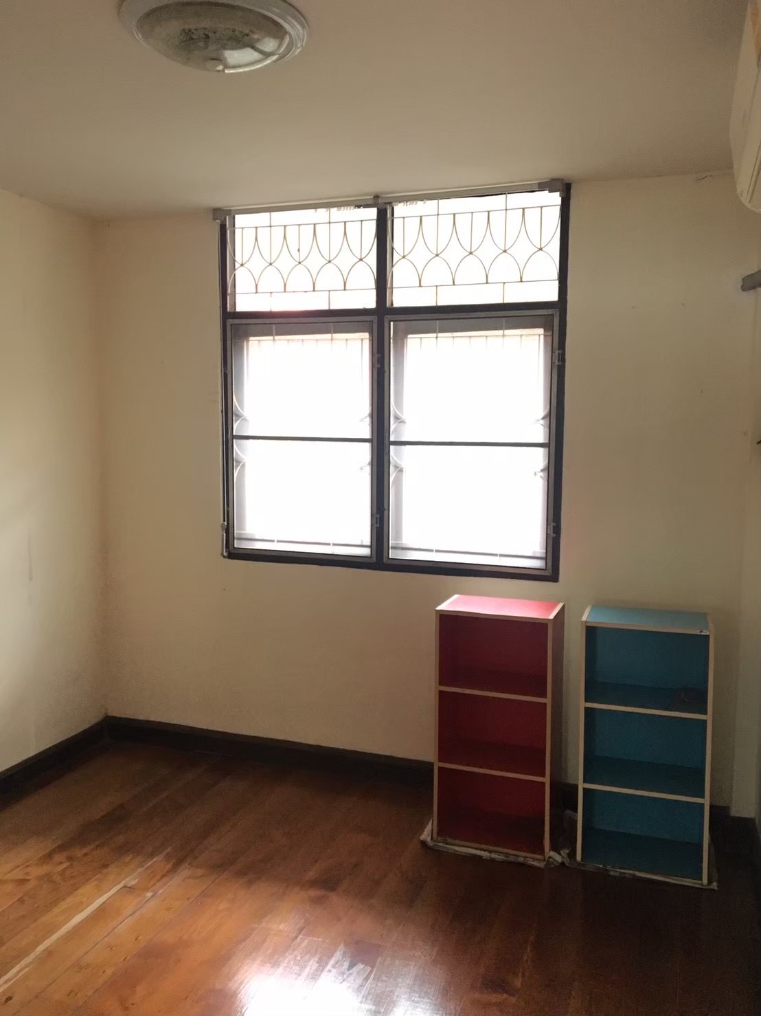 ขายบ้าน ทำเลทอง ติดถนนวิภาวดี 32 ทะลุออกซอยออก พหลโยธิน 23 เข้าออกได้หลายเส้นทาง และยังเดินทางไปขึ้นรถไฟฟ้า สถานี พหล 24 ออกถนนใหญ่เข้าซอยเพียง 100 กว่าเมตร เนื้อที่ 46 ตร.ว.