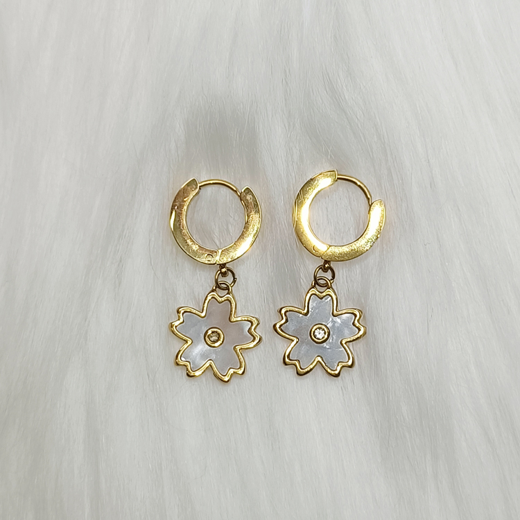 ต่างหูห่วงสแตนเลสสีทอง ห้อยดอกไม้ตุ้งติ้ง - aimhairpin จำหน่ายกิ๊บติดผมเกาหลีแท้ และเครื่องประดับ ยางรัดผม คาดผมแฟชั่น สร้อยคอ ต่างหู