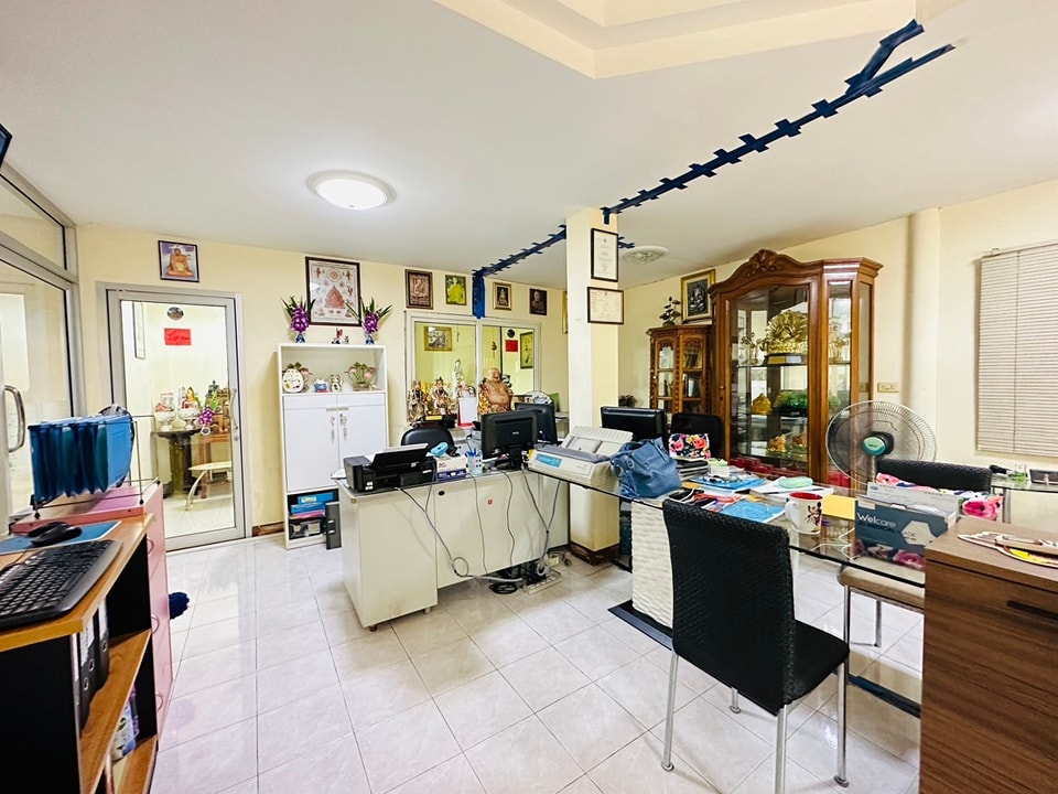 ขายบ้านเดี่ยว 2 ชั้น หมู่บ้านฉัตรหลวง 8 เฟส 3 ต่อเติมเต็มพื้นที่ ถนนเมนกว้างขวาง โครงการเงียบสงบร่มรื่นน่าอยู่อาศัย