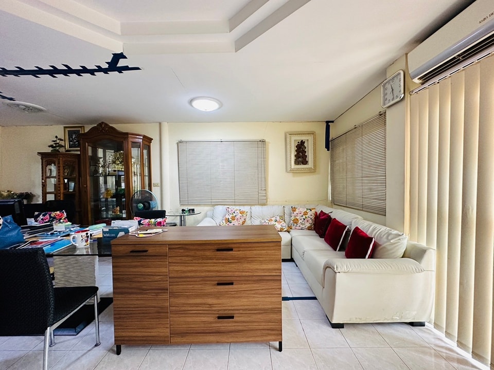 ขายบ้านเดี่ยว 2 ชั้น หมู่บ้านฉัตรหลวง 8 เฟส 3 ต่อเติมเต็มพื้นที่ ถนนเมนกว้างขวาง โครงการเงียบสงบร่มรื่นน่าอยู่อาศัย