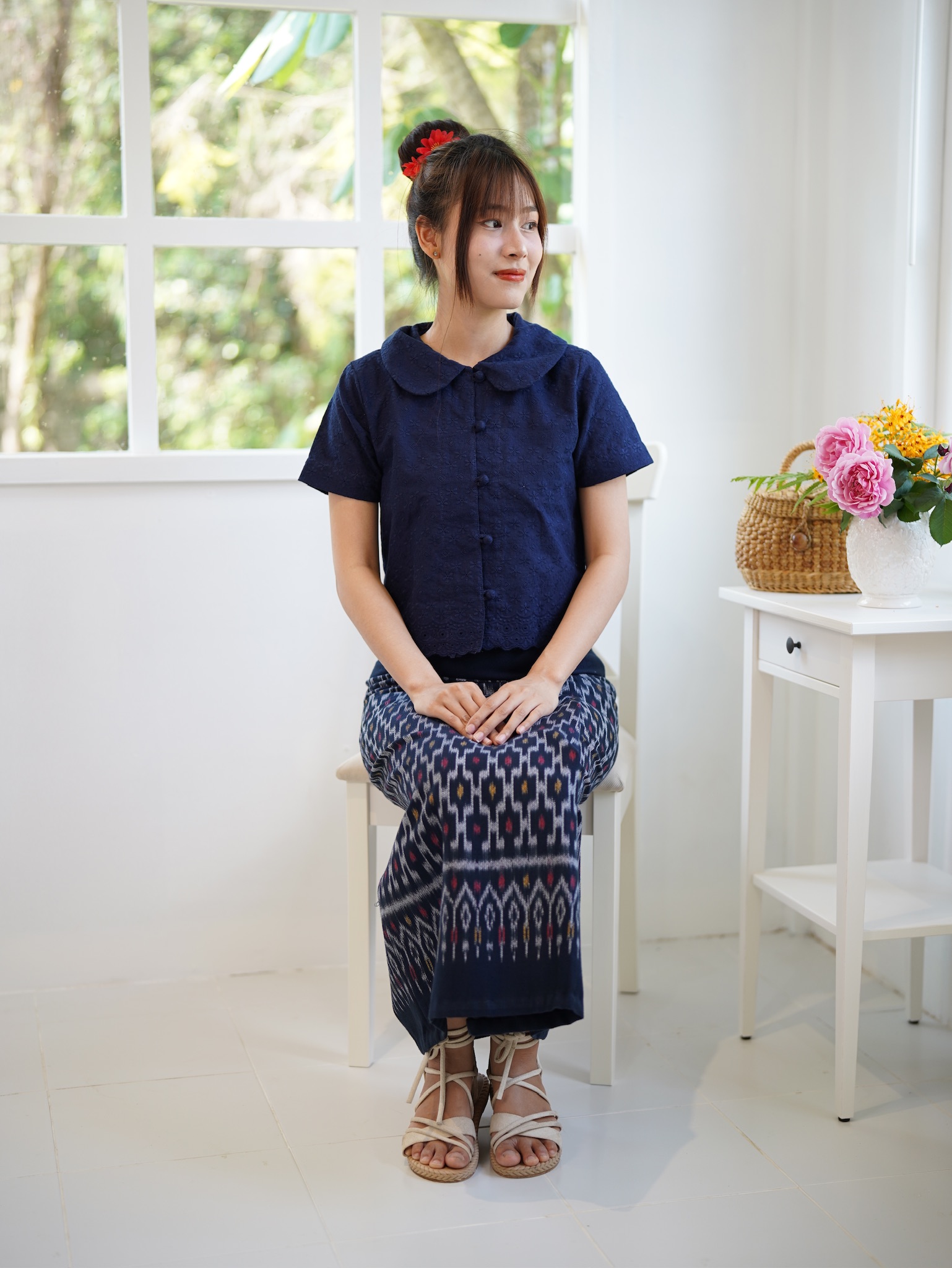 เสื้อเกี๋ยงภา สีฟ้าหลากเฉด สีน้ำเงิน ม่วง และสีดำ เสื้อคอบัวแขนสั้น สไตล์ญาญ่าใส่ไปทำบุญ