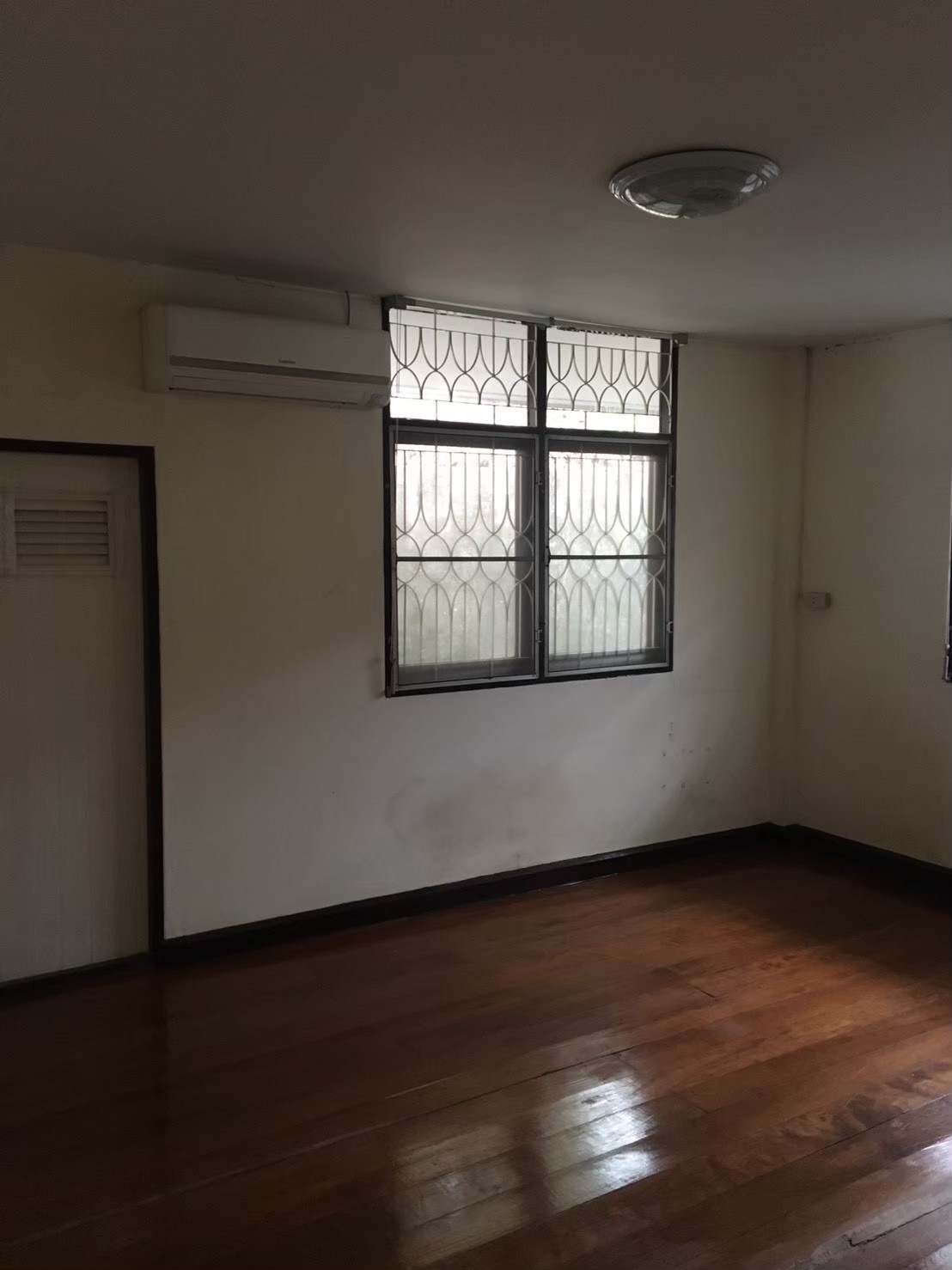 ขายบ้าน ทำเลทอง ติดถนนวิภาวดี 32 ทะลุออกซอยออก พหลโยธิน 23 เข้าออกได้หลายเส้นทาง และยังเดินทางไปขึ้นรถไฟฟ้า สถานี พหล 24 ออกถนนใหญ่เข้าซอยเพียง 100 กว่าเมตร เนื้อที่ 46 ตร.ว.