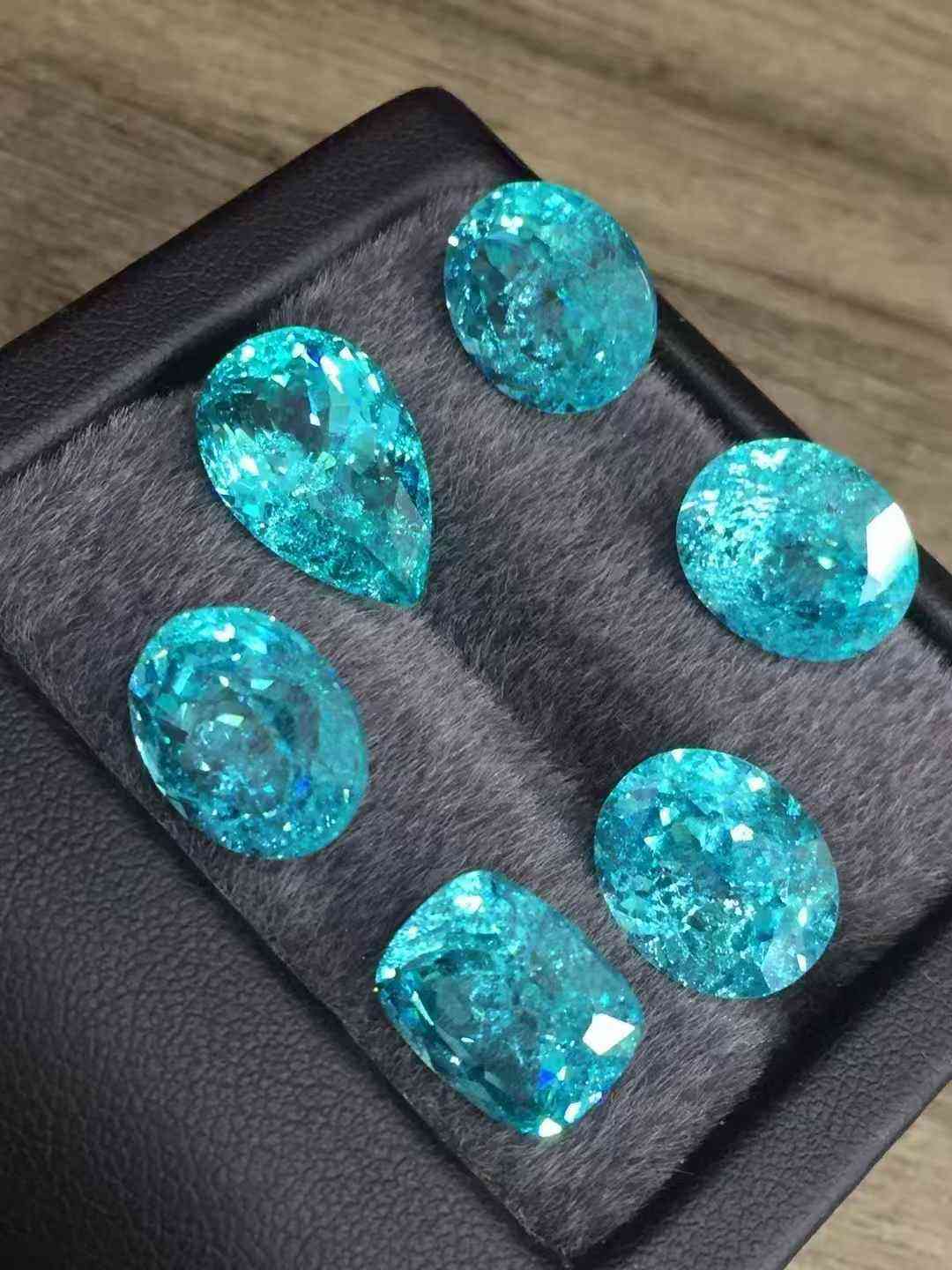 พลอยพาราอิบา ทัวร์มารีนนำแข็งสีเขียวฟ้า