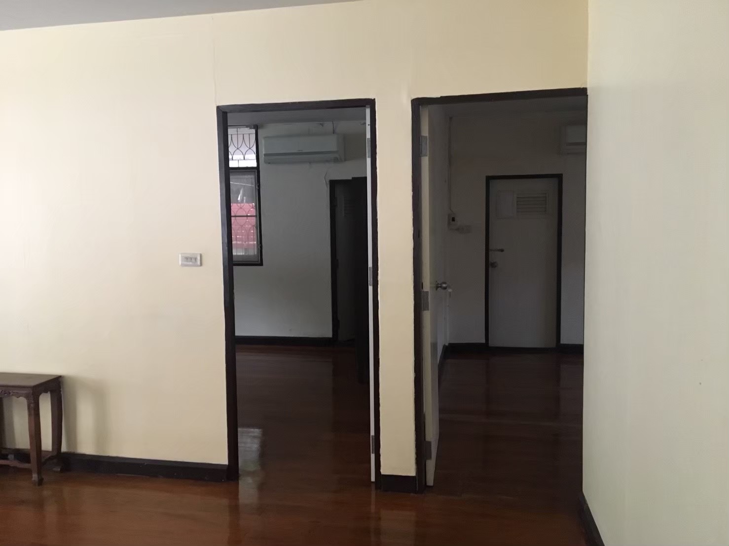 ขายบ้าน ทำเลทอง ติดถนนวิภาวดี 32 ทะลุออกซอยออก พหลโยธิน 23 เข้าออกได้หลายเส้นทาง และยังเดินทางไปขึ้นรถไฟฟ้า สถานี พหล 24 ออกถนนใหญ่เข้าซอยเพียง 100 กว่าเมตร เนื้อที่ 46 ตร.ว.