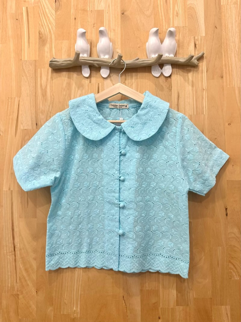 เสื้อเกี๋ยงภา สีฟ้าหลากเฉด สีน้ำเงิน ม่วง และสีดำ เสื้อคอบัวแขนสั้น สไตล์ญาญ่าใส่ไปทำบุญ