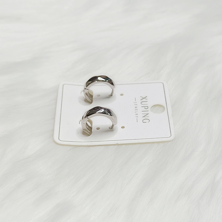 ต่างหูห่วงหน้ากว้าง ลายข้าวหลามตัด สีเงิน - aimhairpin จำหน่ายกิ๊บติดผมเกาหลีแท้ และเครื่องประดับ ยางรัดผม คาดผมแฟชั่น สร้อยคอ ต่างหู