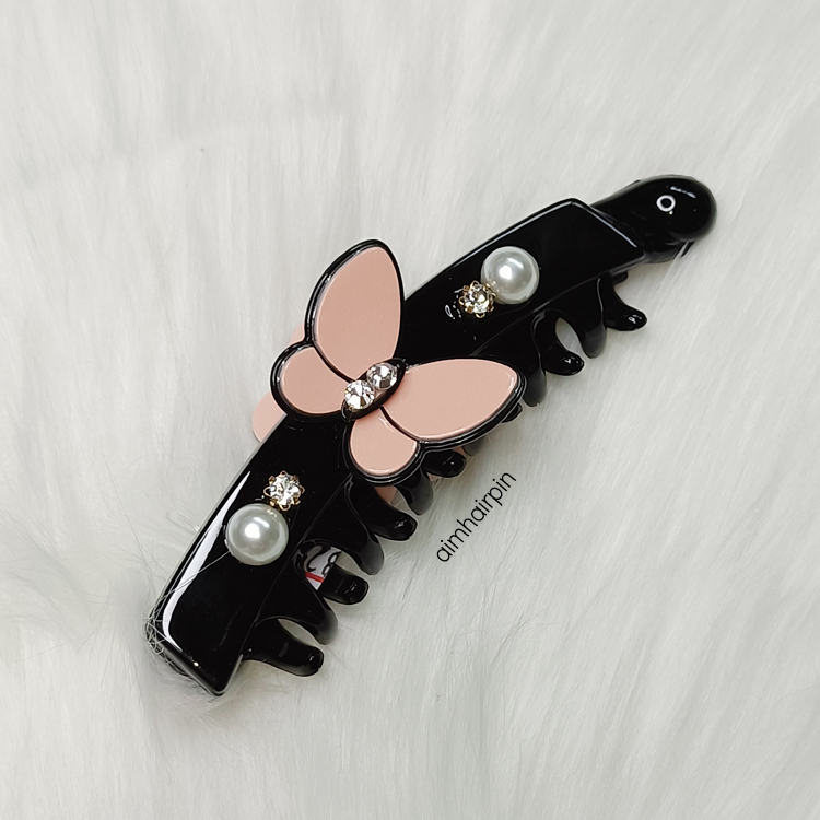 กิ๊บกล้วยเกาหลีแท้ แต่งผีเสื้อมุก และเพชร ไซส์ 9.5 cm. - aimhairpin จำหน่ายกิ๊บติดผมเกาหลีแท้ และเครื่องประดับ ยางรัดผม คาดผมแฟชั่น สร้อยคอ ต่างหู