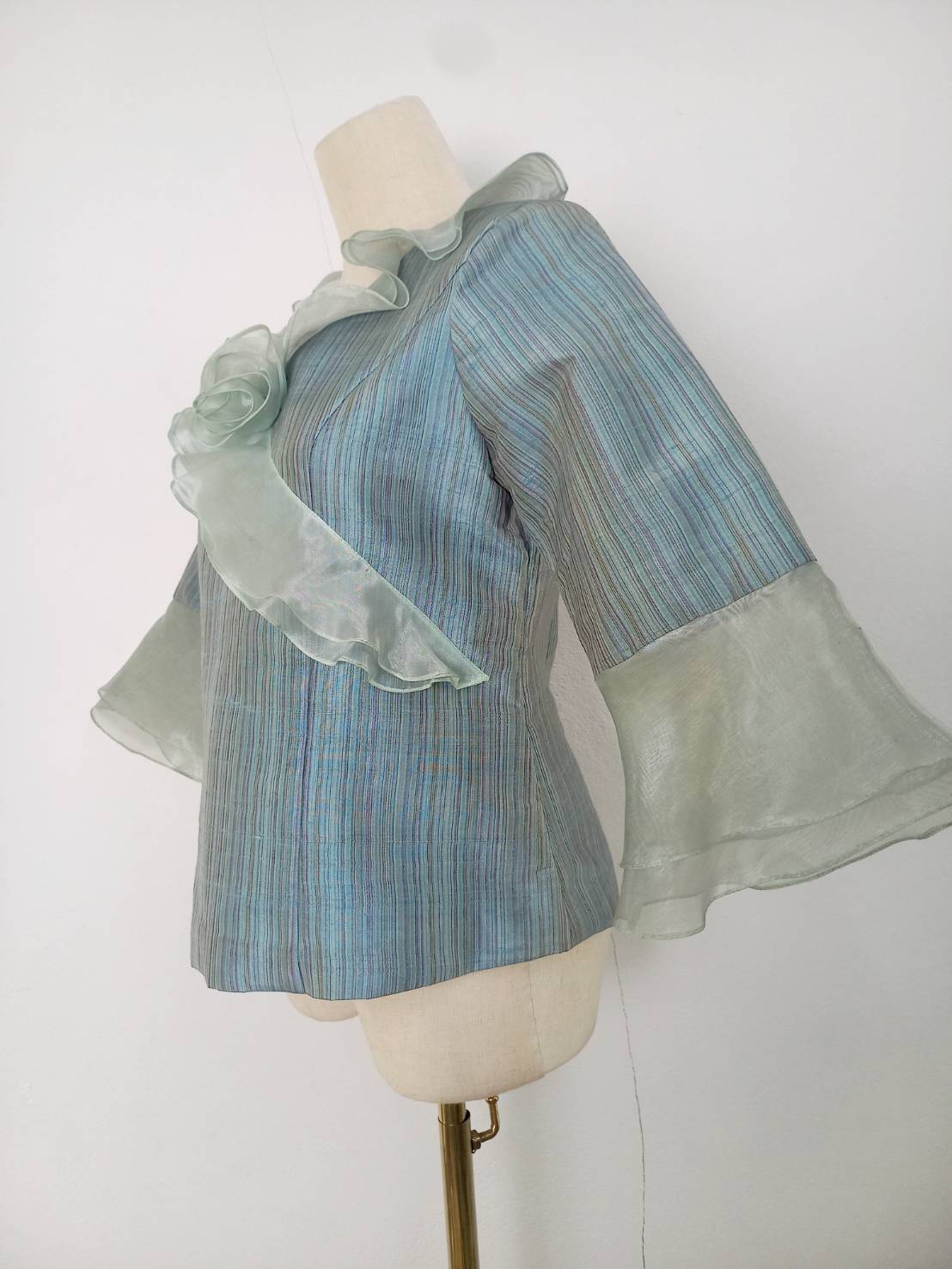 เสื้อผ้าไหม ลายริ้ว พื้นสีฟ้า รหัส WD-38-0320681359