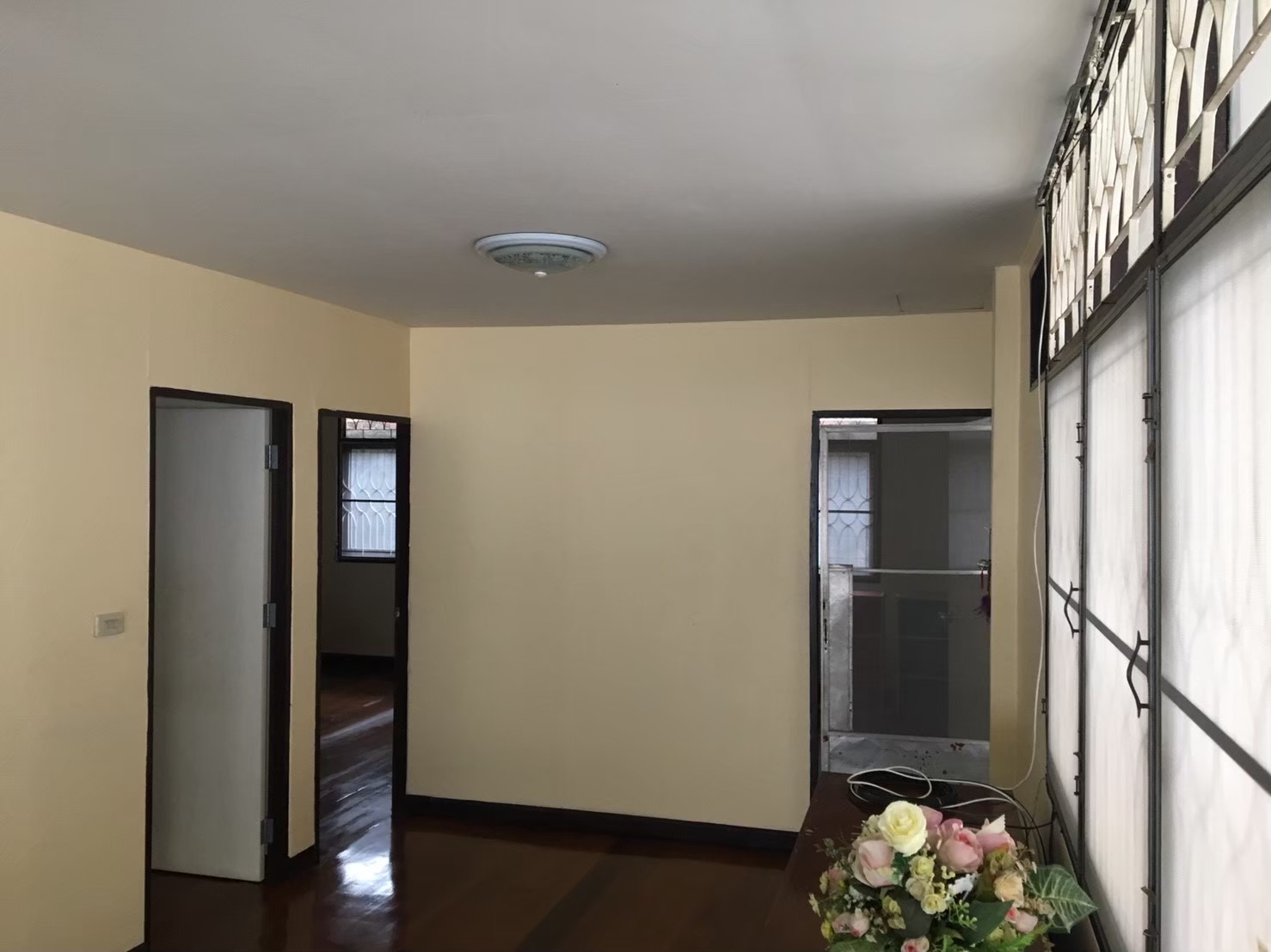 ขายบ้าน ทำเลทอง ติดถนนวิภาวดี 32 ทะลุออกซอยออก พหลโยธิน 23 เข้าออกได้หลายเส้นทาง และยังเดินทางไปขึ้นรถไฟฟ้า สถานี พหล 24 ออกถนนใหญ่เข้าซอยเพียง 100 กว่าเมตร เนื้อที่ 46 ตร.ว.