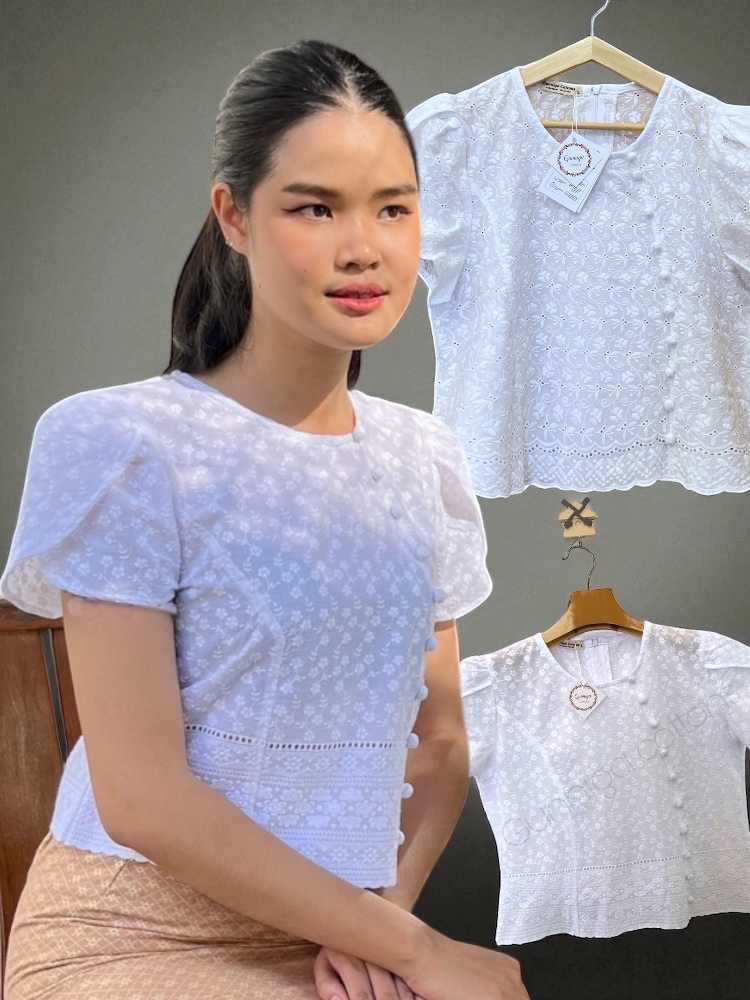 เสื้อลลิษา สีขาวและสีแดง ผ้าคอตตอนปักลูกไม้ละเอียด สวยหวาน แขนกลีบบัว ดีไซน์เก๋ ดูอ่อนโยนและสง่างาม กระดุมตกแต่งโค้งด้านหน้า
