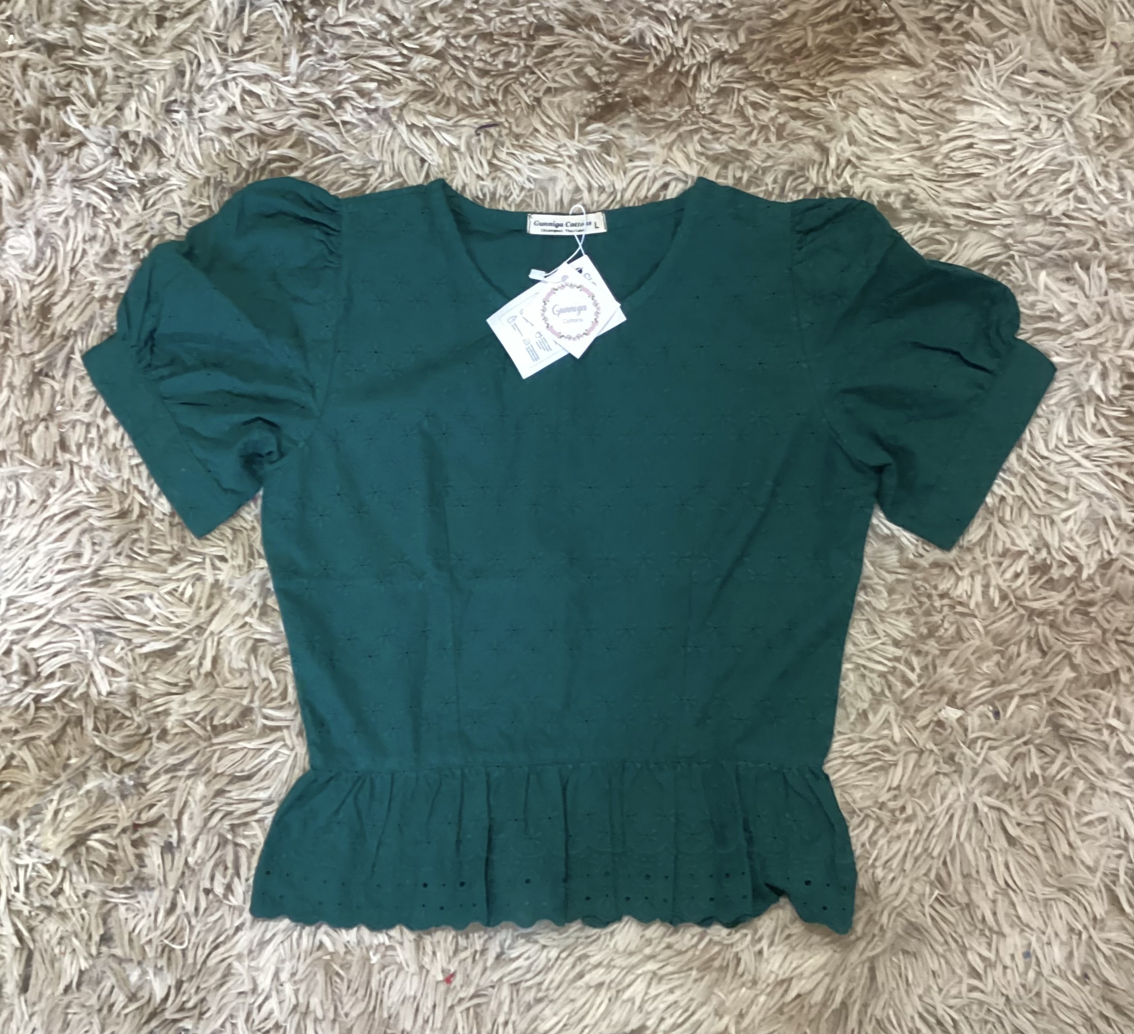 เสื้อดาหลา สีใหม่ลายพิกุล มีหลายสี เสื้อแขนตุ๊กตาพองๆร่วมสมัย ใส่แล้วน่ารักมากๆค่ะ เนื้อผ้าคอตต้อนปักลูกไม้ งานสวยตรงปก100%