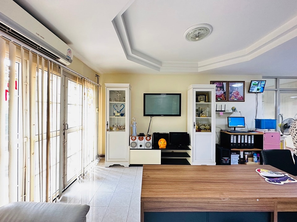 ขายบ้านเดี่ยว 2 ชั้น หมู่บ้านฉัตรหลวง 8 เฟส 3 ต่อเติมเต็มพื้นที่ ถนนเมนกว้างขวาง โครงการเงียบสงบร่มรื่นน่าอยู่อาศัย