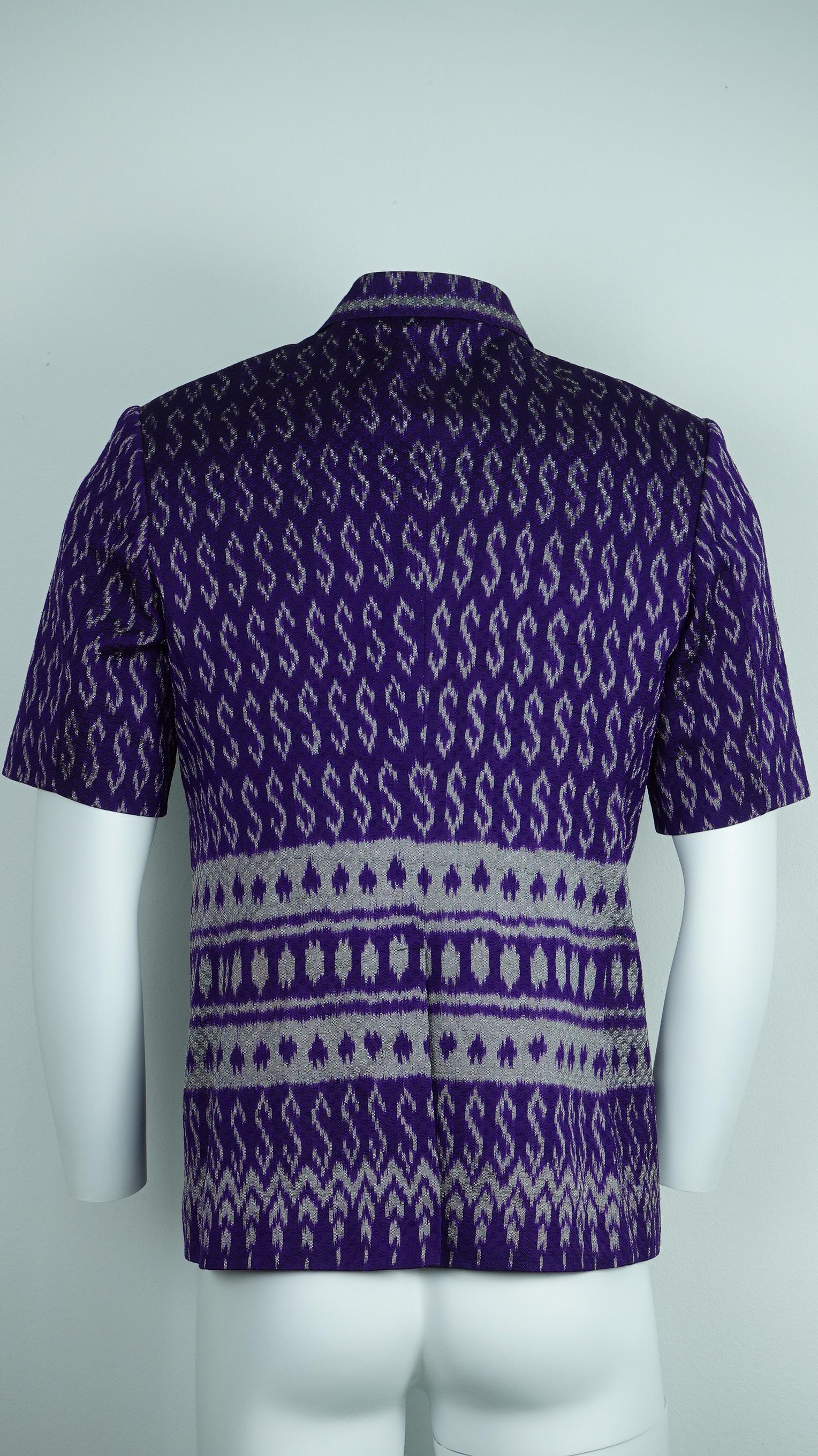 เสื้อต่อกันไหม M สูทซาฟารีแขนสั้น ตัดเย็บจากผ้าไหมมัดหมี่ลายขอพระราชทาน สีม่วง