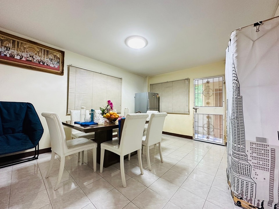 ขายบ้านเดี่ยว 2 ชั้น หมู่บ้านฉัตรหลวง 8 เฟส 3 ต่อเติมเต็มพื้นที่ ถนนเมนกว้างขวาง โครงการเงียบสงบร่มรื่นน่าอยู่อาศัย