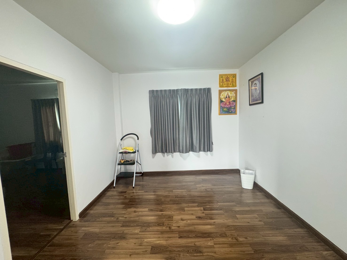 ขายบ้านเดี่ยว 2 ชั้น (หลังมุม) หมู่บ้านคุณาลัยพราว Kunalai Proud Baan Kluay-Sai Noi ทำเลดี เดินทางสะดวก บรรยากาศร่มรื่น เหมาะสำหรับอยู่อาศัย 📐 เนื้อที่ 57.06 ตร.ว. 🛏 4 ห้องนอน+1ห้องชั้นลอย 🛁 3 ห้องน้ำ