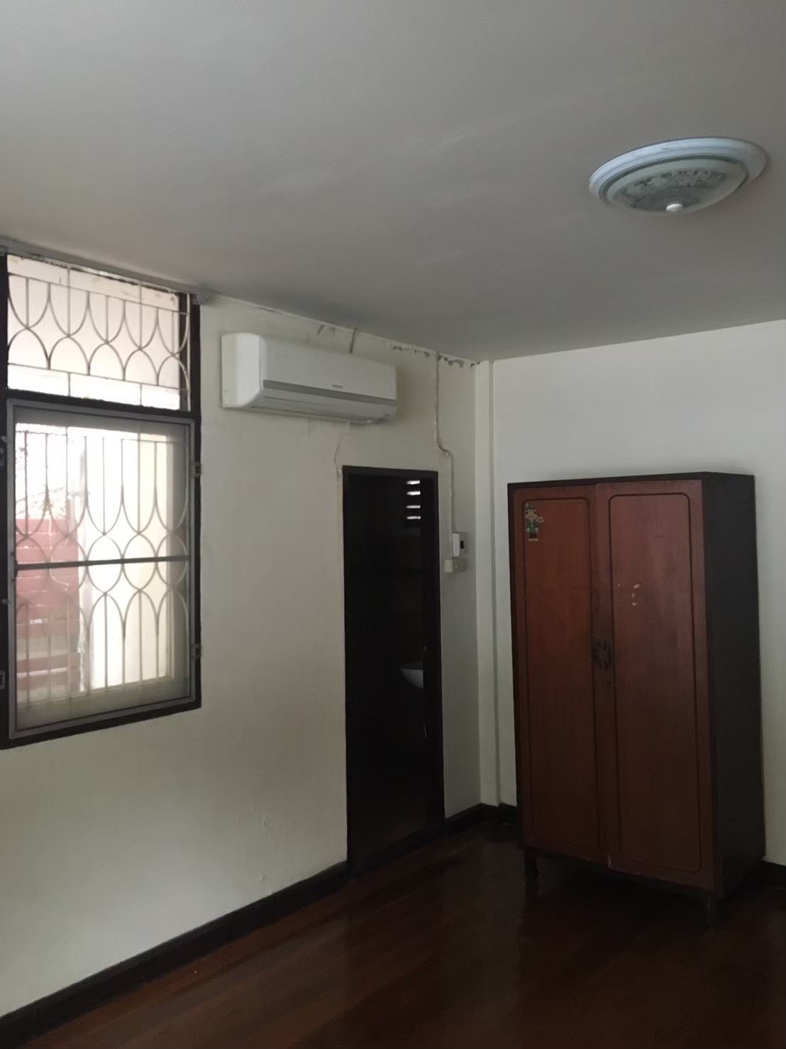 ขายบ้าน ทำเลทอง ติดถนนวิภาวดี 32 ทะลุออกซอยออก พหลโยธิน 23 เข้าออกได้หลายเส้นทาง และยังเดินทางไปขึ้นรถไฟฟ้า สถานี พหล 24 ออกถนนใหญ่เข้าซอยเพียง 100 กว่าเมตร เนื้อที่ 46 ตร.ว.