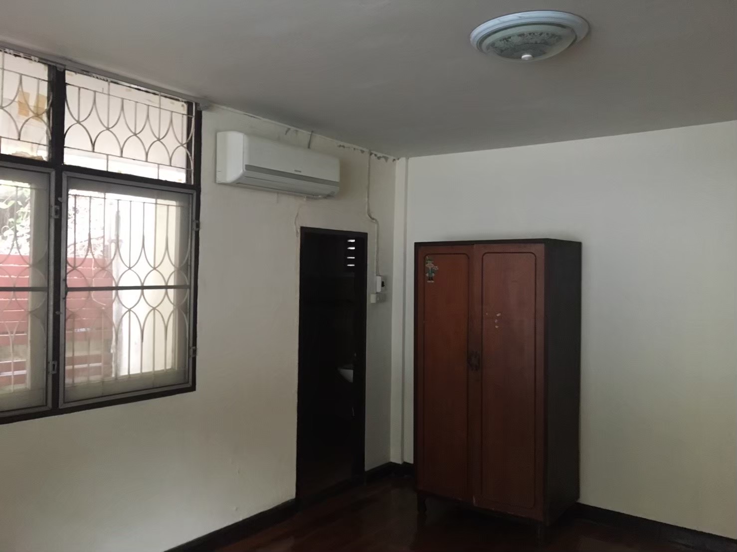 ขายบ้าน ทำเลทอง ติดถนนวิภาวดี 32 ทะลุออกซอยออก พหลโยธิน 23 เข้าออกได้หลายเส้นทาง และยังเดินทางไปขึ้นรถไฟฟ้า สถานี พหล 24 ออกถนนใหญ่เข้าซอยเพียง 100 กว่าเมตร เนื้อที่ 46 ตร.ว.