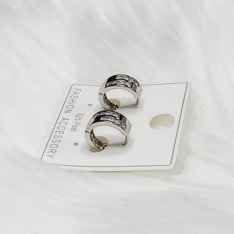 ต่างหูห่วงสีเงิน หน้ากว้างเซาะร่อง ฝังเพชร - aimhairpin จำหน่ายกิ๊บติดผมเกาหลีแท้ และเครื่องประดับ ยางรัดผม คาดผมแฟชั่น สร้อยคอ ต่างหู