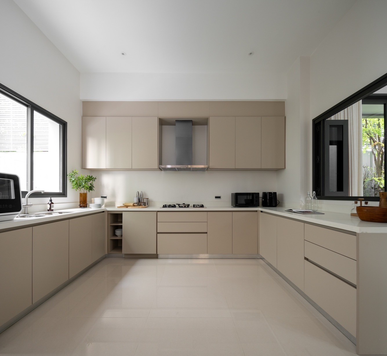 บ้านให้เช่า (House For Rent) : BUGAAN PATTANAKARN (บูก้าน พัฒนาการ) บ้านเดี่ยว 3 ชั้น สไตล์ Modern Luxury พร้อมสระว่ายน้ำส่วนตัวบนชั้น 2 •ประเภท : 5 ห้องนอน 7 ห้องน้ำ