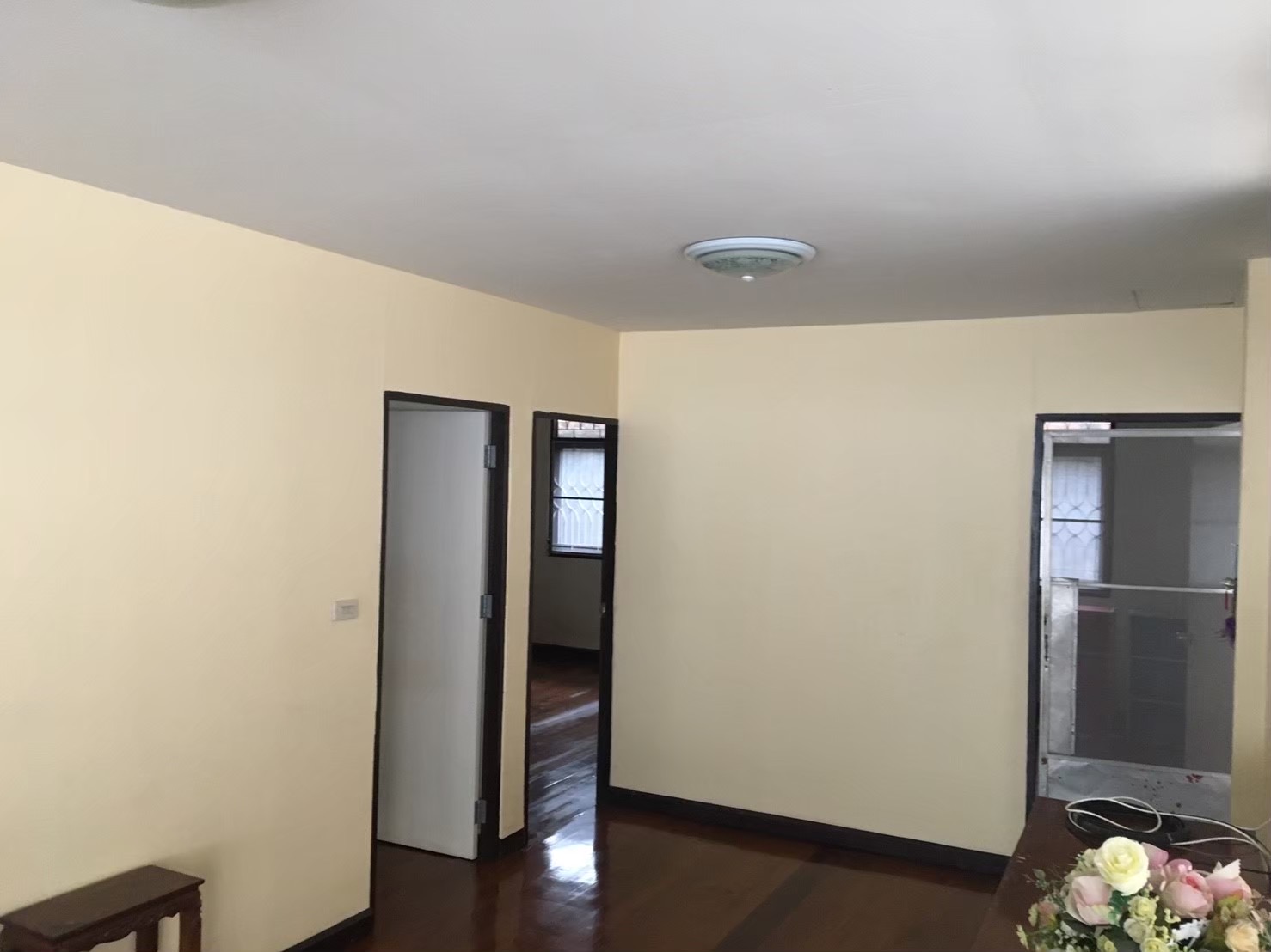 ขายบ้าน ทำเลทอง ติดถนนวิภาวดี 32 ทะลุออกซอยออก พหลโยธิน 23 เข้าออกได้หลายเส้นทาง และยังเดินทางไปขึ้นรถไฟฟ้า สถานี พหล 24 ออกถนนใหญ่เข้าซอยเพียง 100 กว่าเมตร เนื้อที่ 46 ตร.ว.