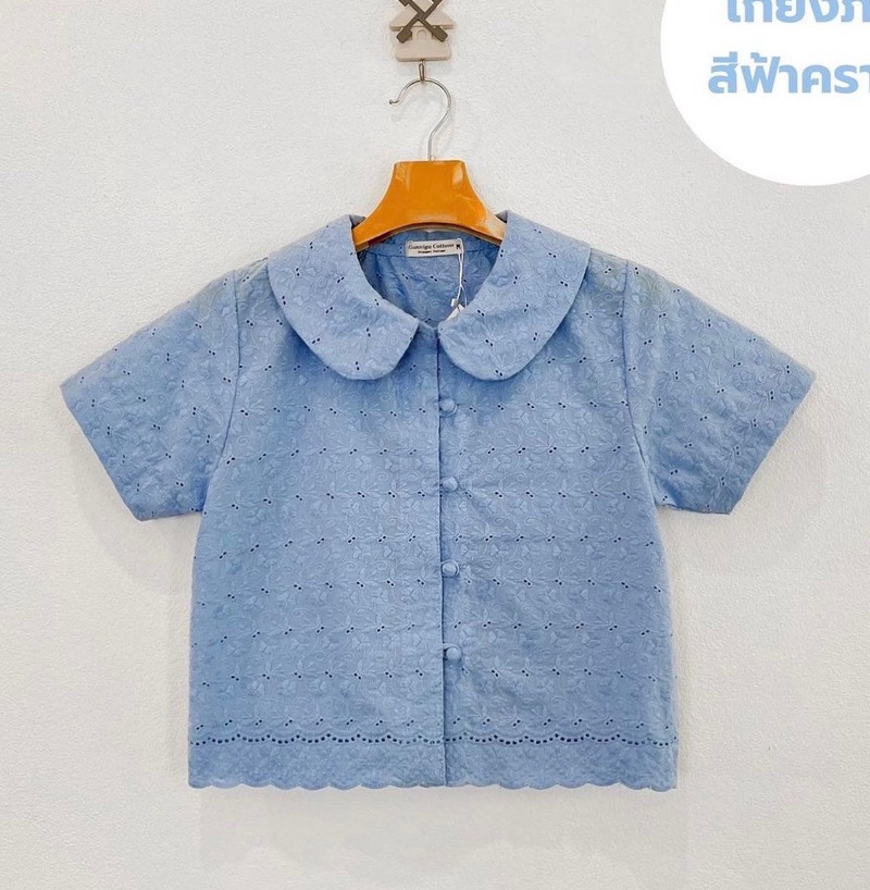 เสื้อเกี๋ยงภา สีฟ้าหลากเฉด สีน้ำเงิน ม่วง และสีดำ เสื้อคอบัวแขนสั้น สไตล์ญาญ่าใส่ไปทำบุญ