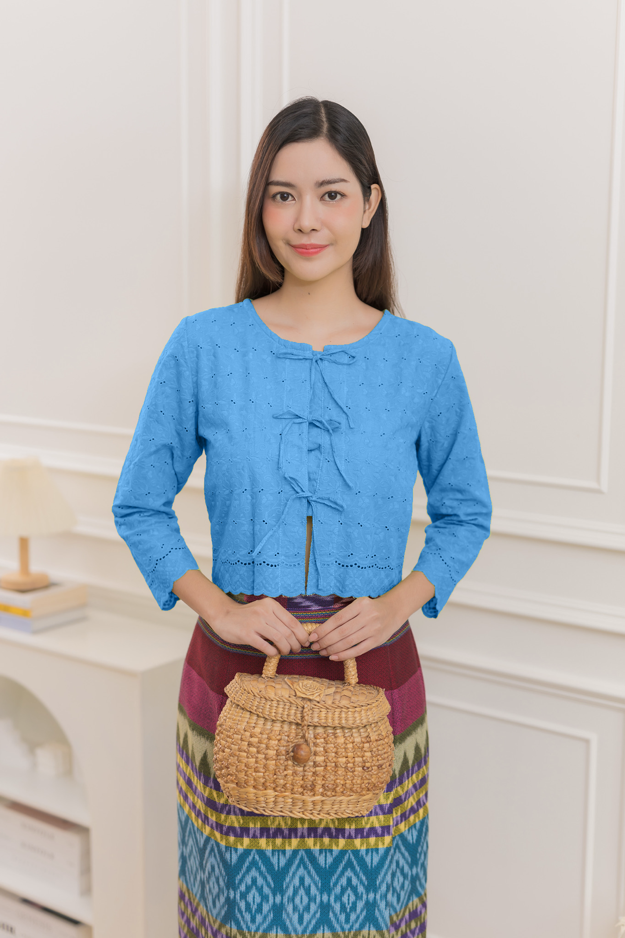 เสื้อบัวเกี๋ยง เสื้อแขนยาว ผู้เชือกด้านหน้า ตัวเสื้อใส่สบายๆไม่ฟิตตัว เลือกสีได้ค่ะ มีสีฟ้า สีฟ้ามิ้นท์ สีน้ำเงินเข้ม และสีดำ
