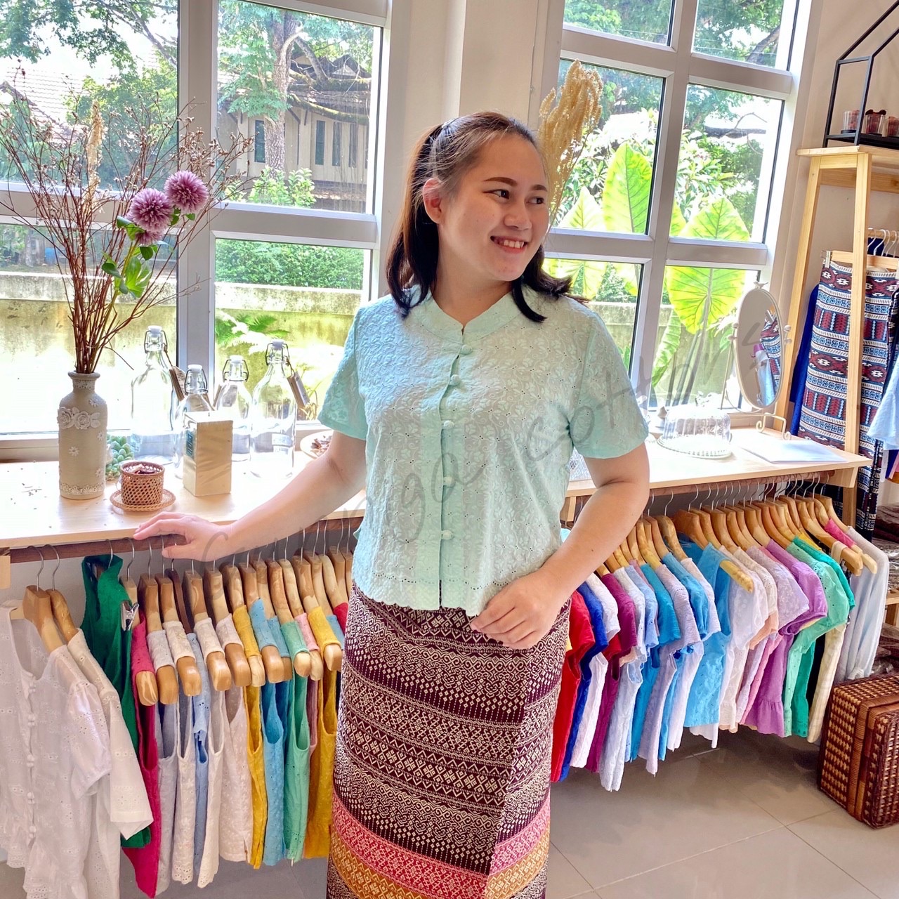 เสื้อบัวผัด โทนสีเขียว มีสีเขียวมิ้นท์ สีเขียวสังขยา และสีเขียวขี้ม้า