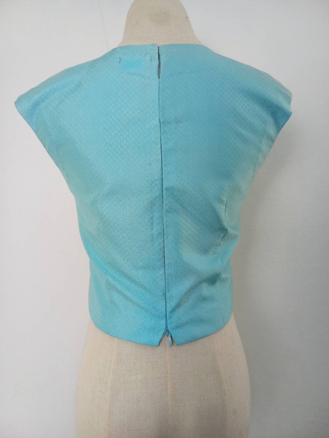 เสื้อสตรี ผ้าไหมยกดอก แขนกุด ไซส์ S พื้นสีฟ้าอ่อน รหัส WD-38-0320681449