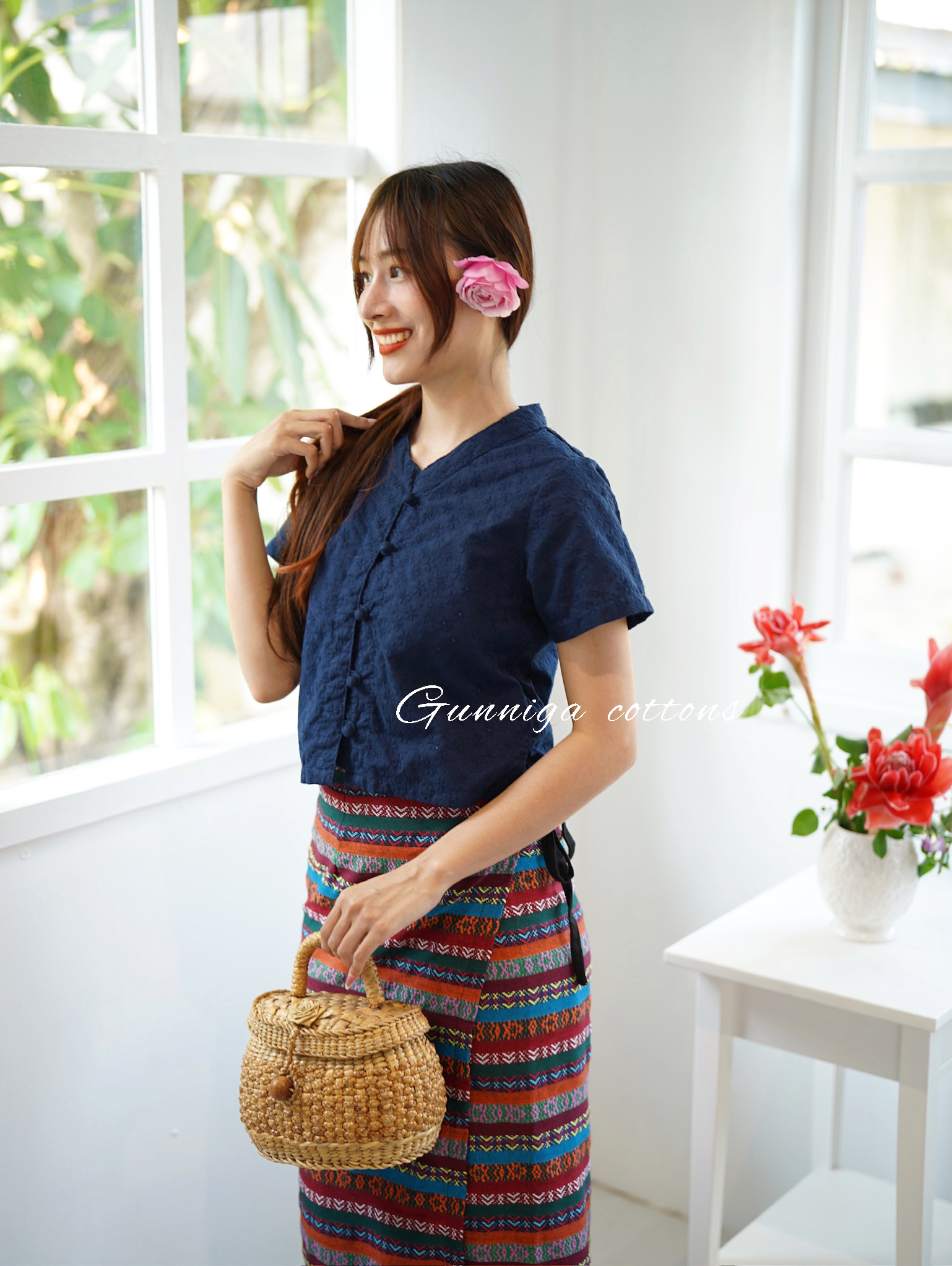 เสื้อบัวผัด สีขาว สีฟ้า สีน้ำเงินเข้ม และสีฟ้ามิ้นท์ เสื้อแขนสั้นคอจีน ติดกระดุม 5 เม็ด
