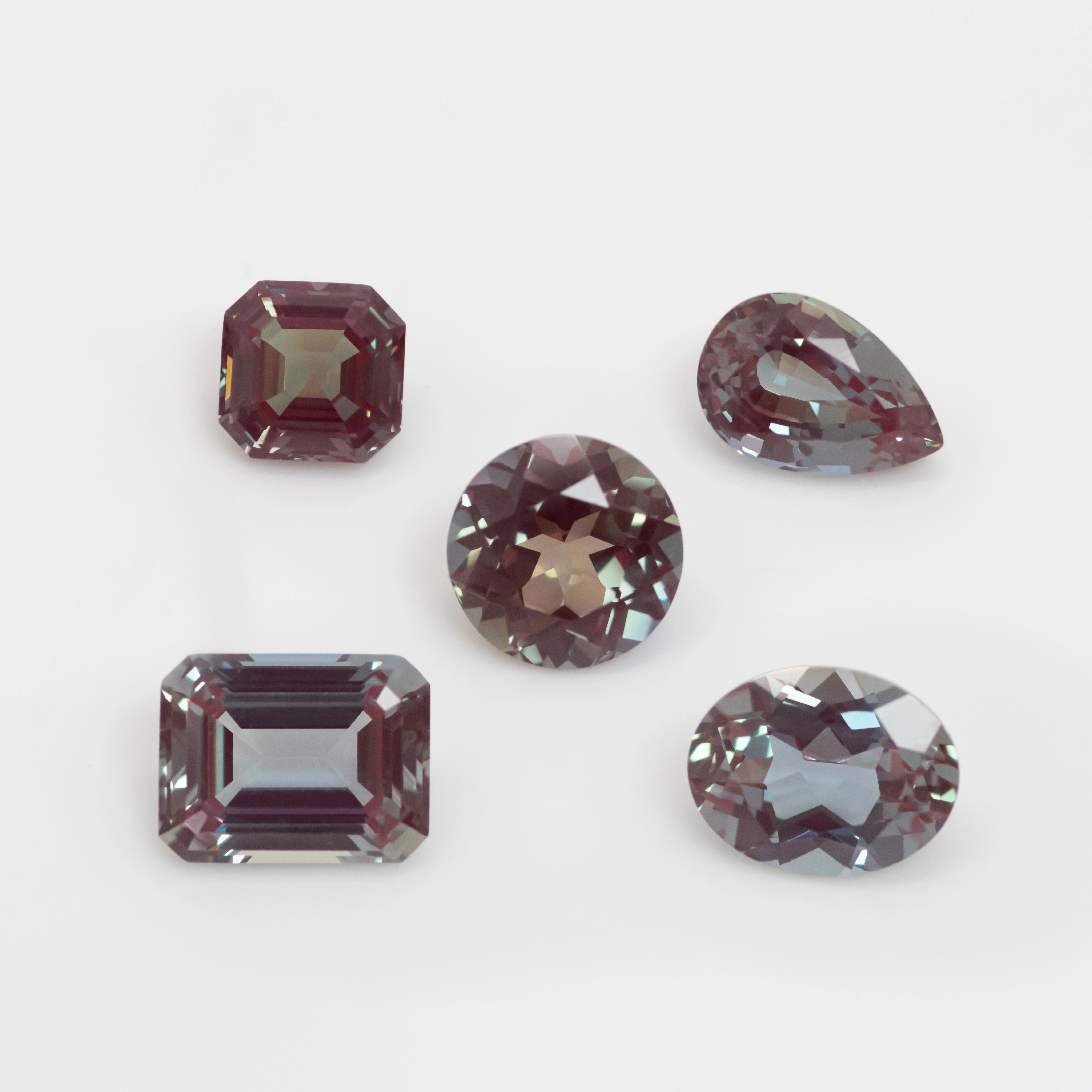 พลอยอเล็กซานไดรท์แท้เพาะเลี้ยงเปลี่ยนสีตามแสง