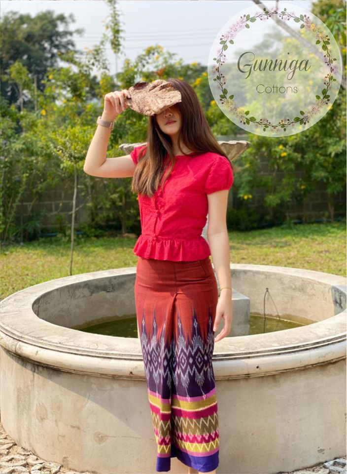 เสื้อภีรนีย์ สีแดง งานสวยตรงปก ถ่ายรูปจากสินค้าจริง (จะถูกจะแพงต้องแดงไว้ก่อนใช่ไหมค๊ะ)