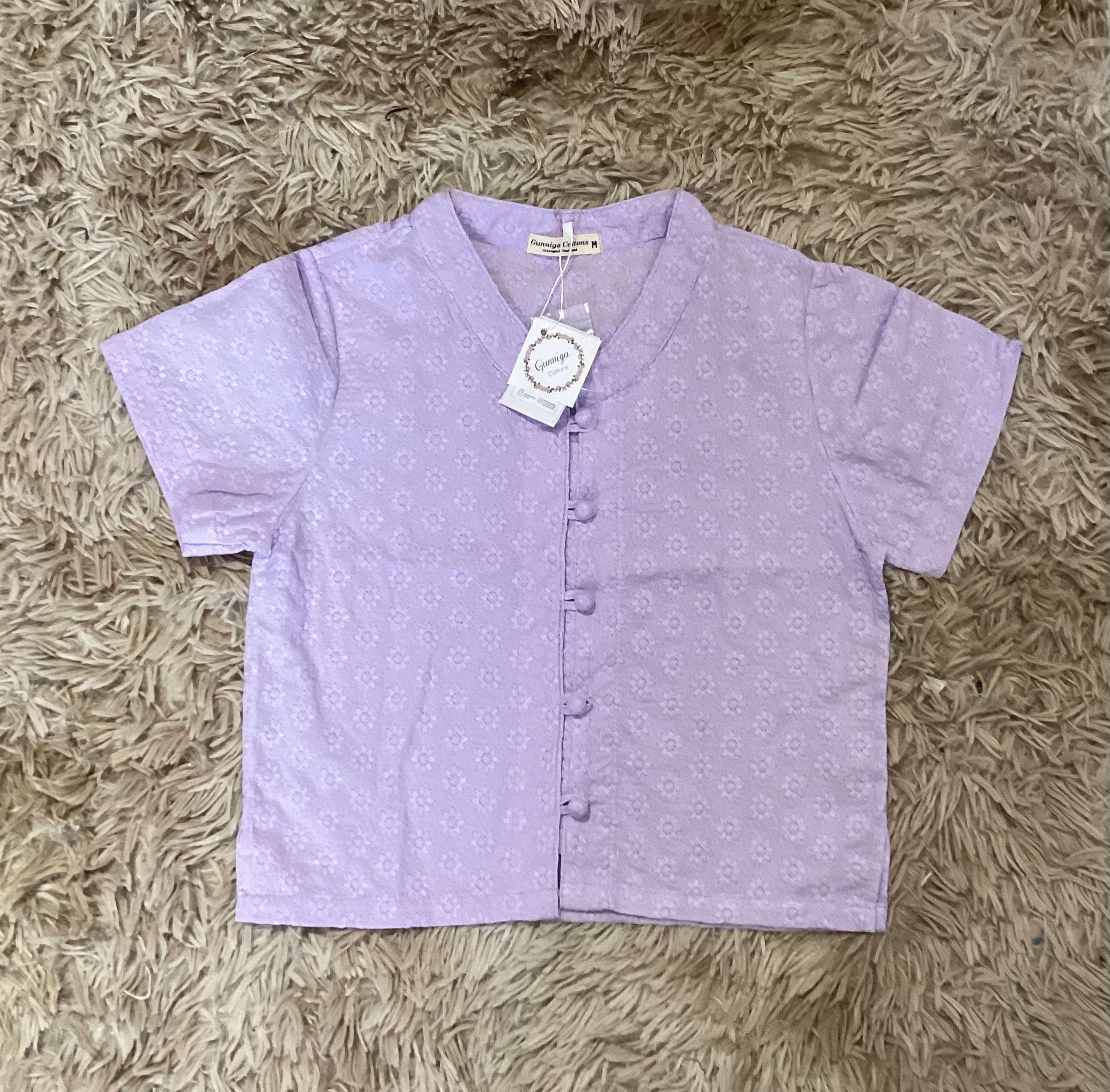 บัวผัด สีใหม่ลายพิกุล เป็นเสื้อแขนสั้นที่เรียบหรู ดูภูมิฐาน สีสวยไม่เหมือนใคร ขายดีตลอดกาล