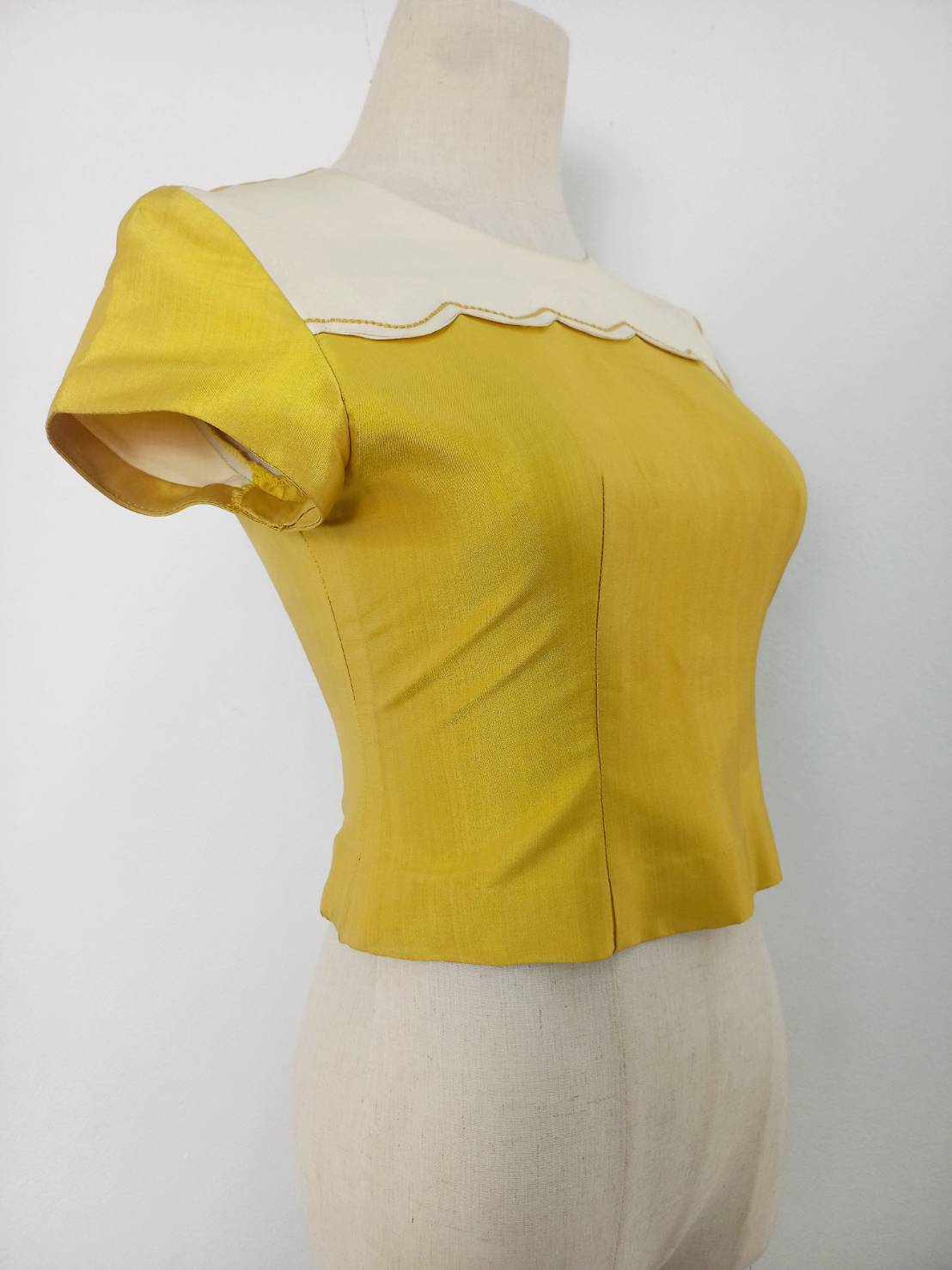 เสื้อสตรี ผ้าไหมเนื้อเรียบ แขนสั้น ไซส์ S พื้นสีเหลือง รหัส WD-38-032068132