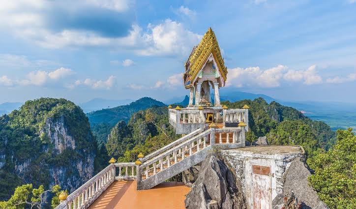 🐘 Program A: Elephant Nature Walk + Tiger Cave Temple Visit 🌿 A mindful morning or afternoon with elephants & monks