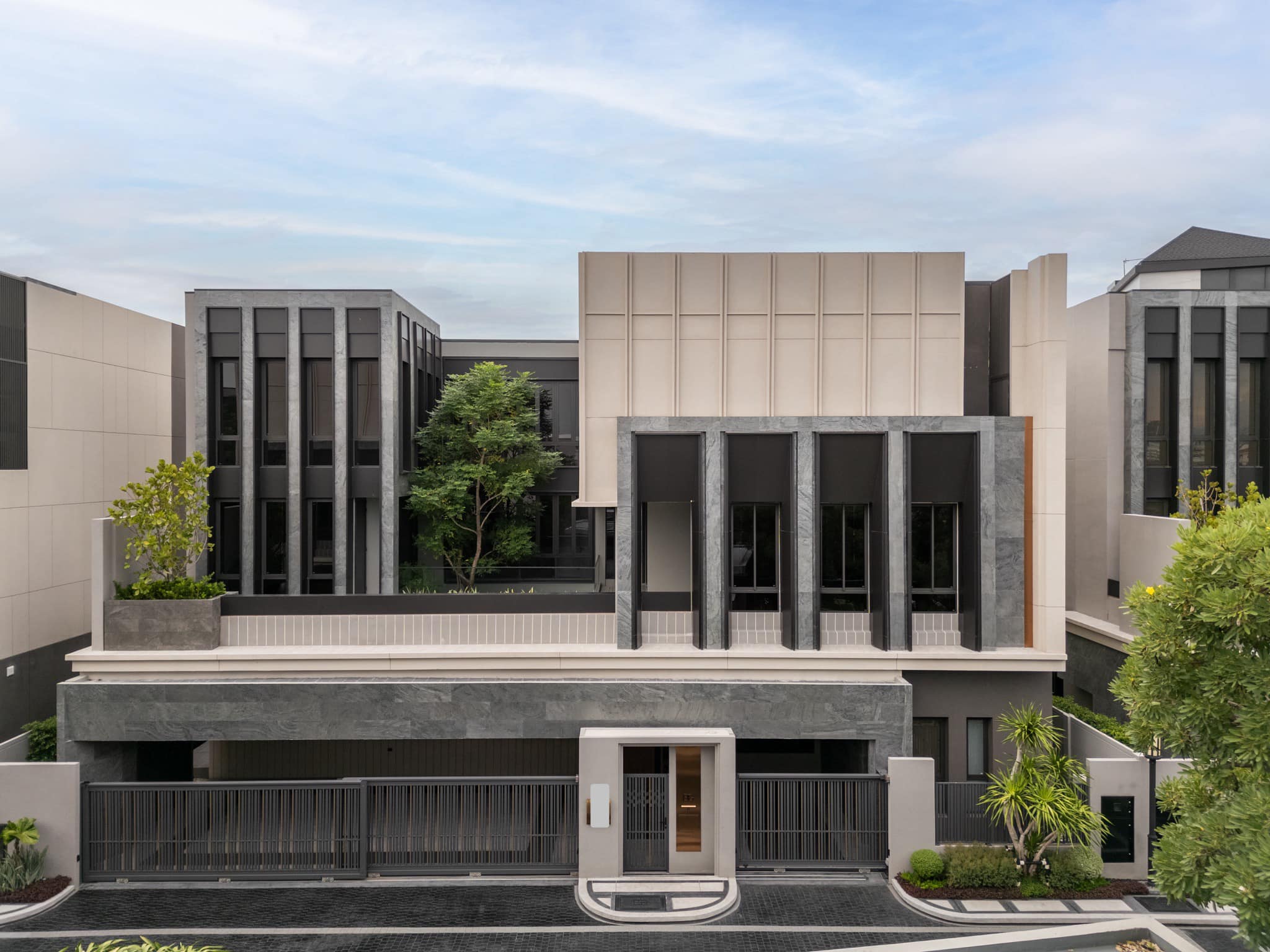 บ้านให้เช่า (House For Rent) : BUGAAN PATTANAKARN (บูก้าน พัฒนาการ) บ้านเดี่ยว 3 ชั้น สไตล์ Modern Luxury พร้อมสระว่ายน้ำส่วนตัวบนชั้น 2 •ประเภท : 5 ห้องนอน 7 ห้องน้ำ